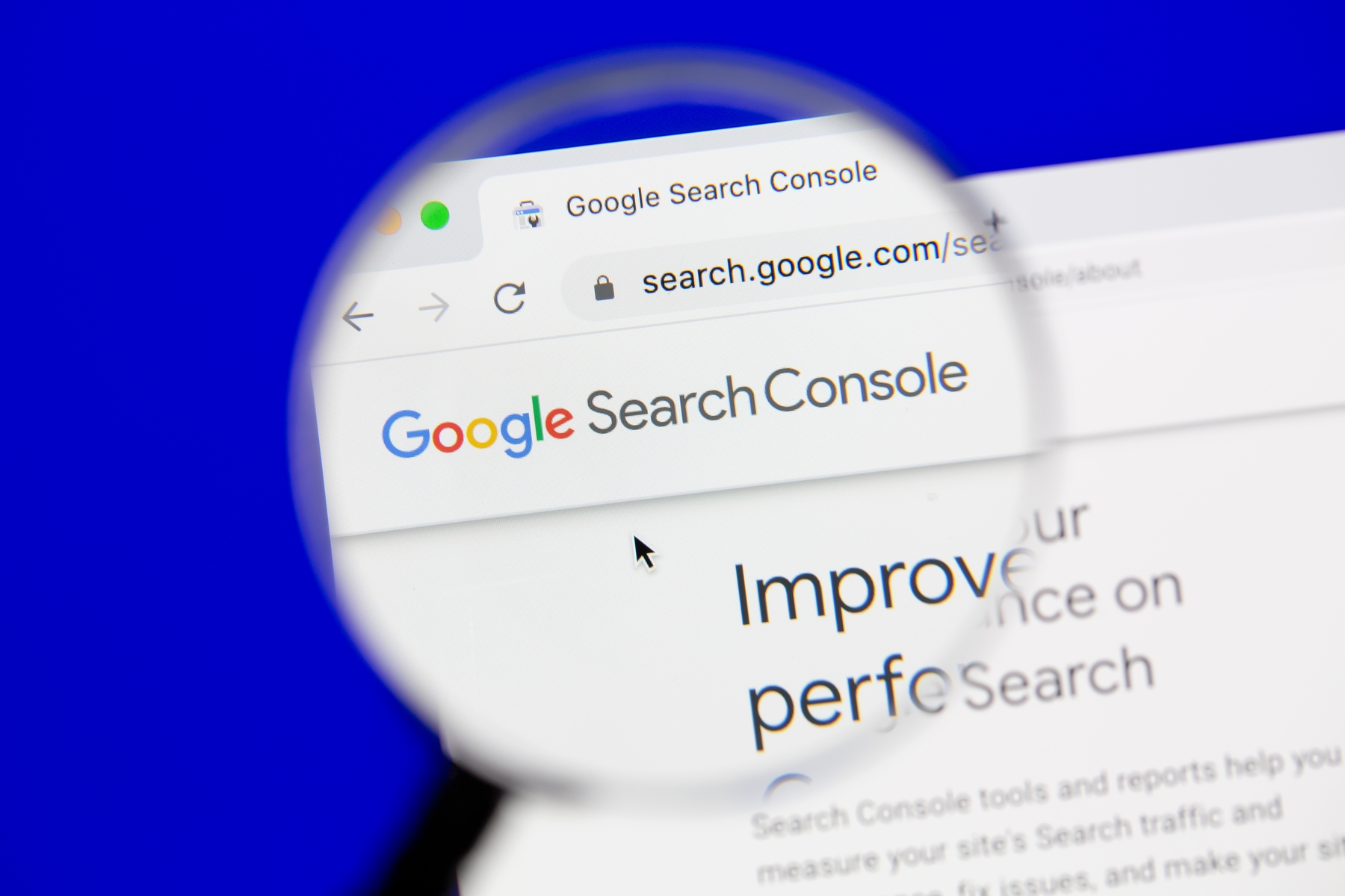 Eine Lupe vergrößert einen Bereich der geöffneten Google Search Console in einem Webbrowser.